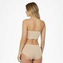 Model van achteren gezien in een beige strapless bh en bijpassende slip. De bh heeft een geribbelde rand.