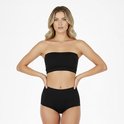 Mannequin aux cheveux blonds portant un soutien-gorge bandeau noir sans coutures et une culotte assortie taille haute, les mains sur les hanches.