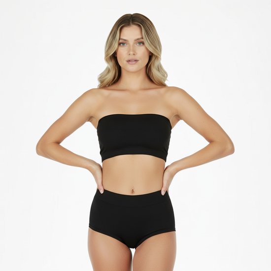 Mannequin aux cheveux blonds portant un soutien-gorge bandeau noir sans coutures et une culotte assortie taille haute, les mains sur les hanches.