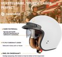 Man met witte jethelm op de fiets in een stad. Helm heeft vizier en bruine voering.