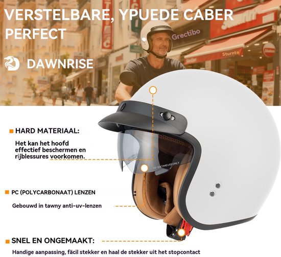 Man met witte jethelm op de fiets in een stad. Helm heeft vizier en bruine voering.