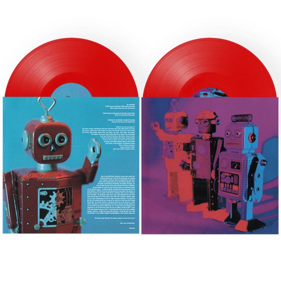 Twee rode vinylplaten met tekst en afbeeldingen van robots. Eén robot is rood met zichtbare tandwielen.