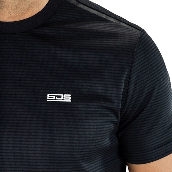 Close-up van een zwart gestreept sportshirt met logo op de borst en schouderbies.