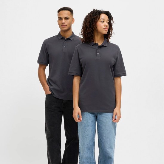 Man en vrouw dragen identieke donkergrijze poloshirts.