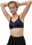 Zwarte sportbeha met blauwe stipjes en contrasterende blauwe inzet. Band met 'triaction'-logo, op model.