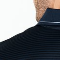 Detail van de kraag en schouder van een donkerblauwe gestreepte polo met witte bies.