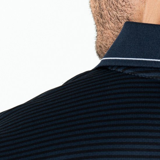 Detail van de kraag en schouder van een donkerblauwe gestreepte polo met witte bies.
