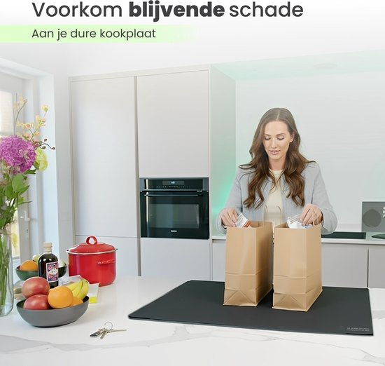 Een vrouw zet boodschappentassen neer op een zwarte inductie beschermer. Tekst: 'Voorkom blijvende schade'.