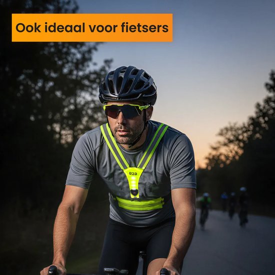 Man op de fiets met een neongeel R2B hardloopvest met reflecterende strepen en LED-verlichting aan de voorkant.