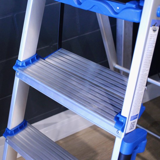 Aluminium treden met blauwe randen op een Alumexx trap.