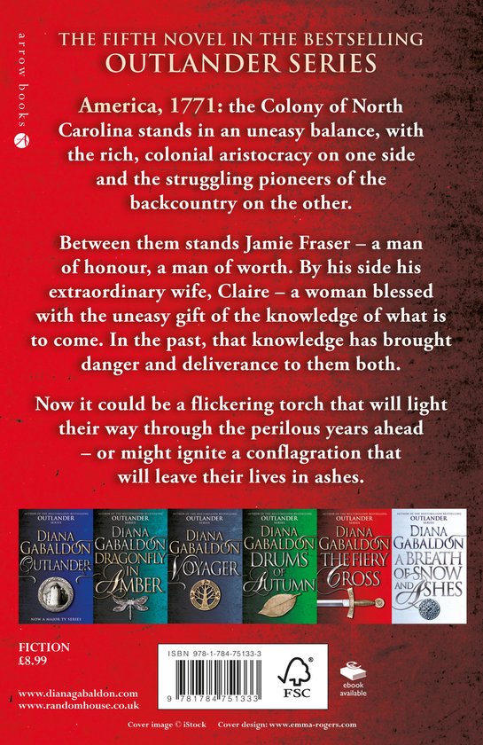 Boek met rode kaft en de tekst 'The Fifth Novel in the Bestselling Outlander Series'. De boeken in de serie worden getoond.