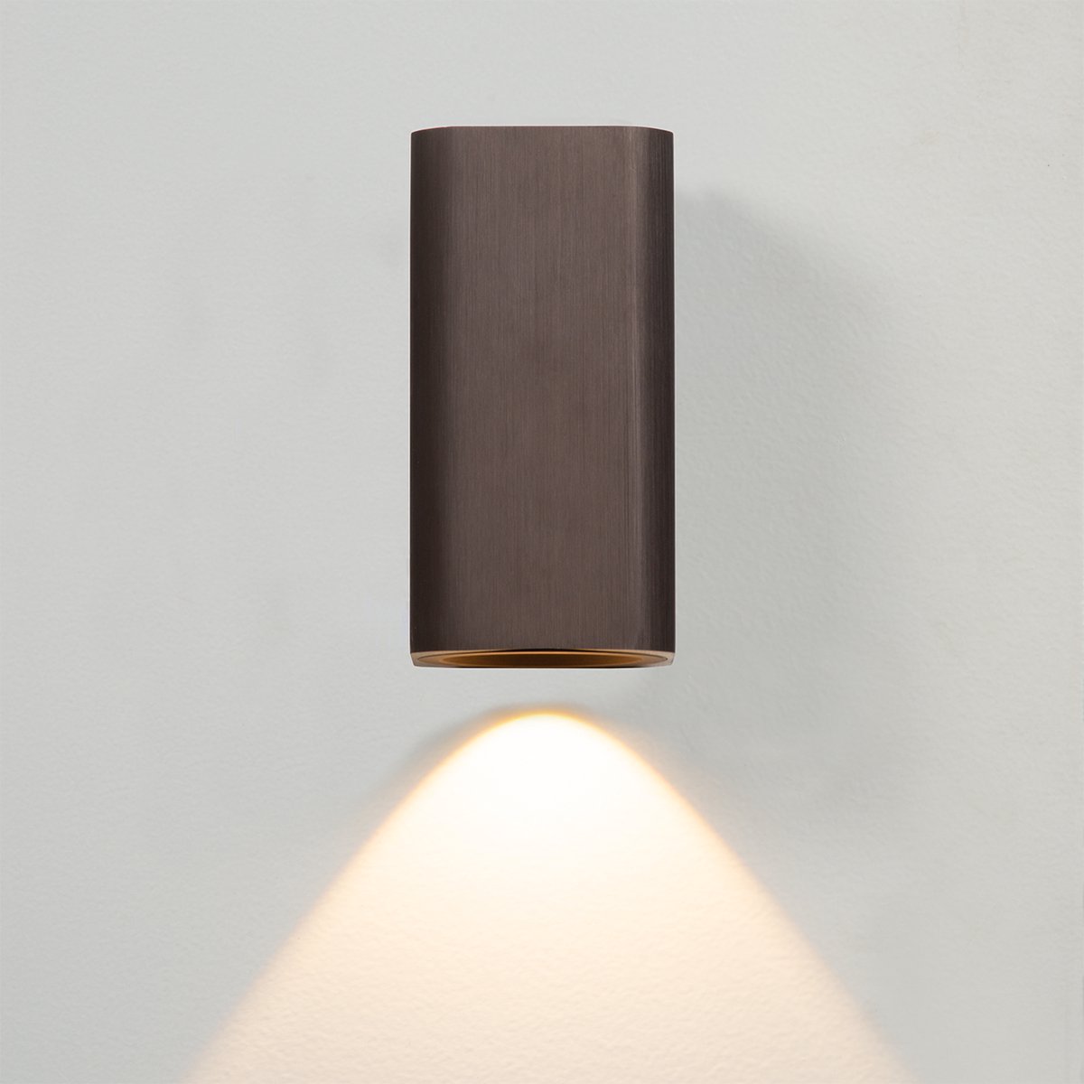 Atmooz Solito Wandlamp – H 12 cm – Brushed bronze – Metaal – Geïntegreerde LED – Downlight – Compact rechthoekig ontwerp – Wandlamp voor woonkamer of gang