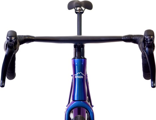 Close-up van de voorkant van een blauw-paarse racefiets met een zwart stuur en handgrepen.