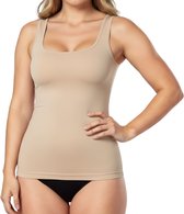 Close-up van een model in een beige, naadloze tanktop met vierkante hals. De hand is op de heup geplaatst.