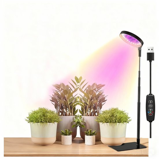 Zwarte LED groeilamp met ronde kop, verlicht planten met roze en gele gloed. Twee plantenbakken met groene plantjes staan vooraan.