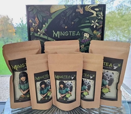 Coffret cadeau de thé Mingtea avec six sachets. Un sachet montre une fille avec un panda, d'autres sachets montrent une fille chinoise.
