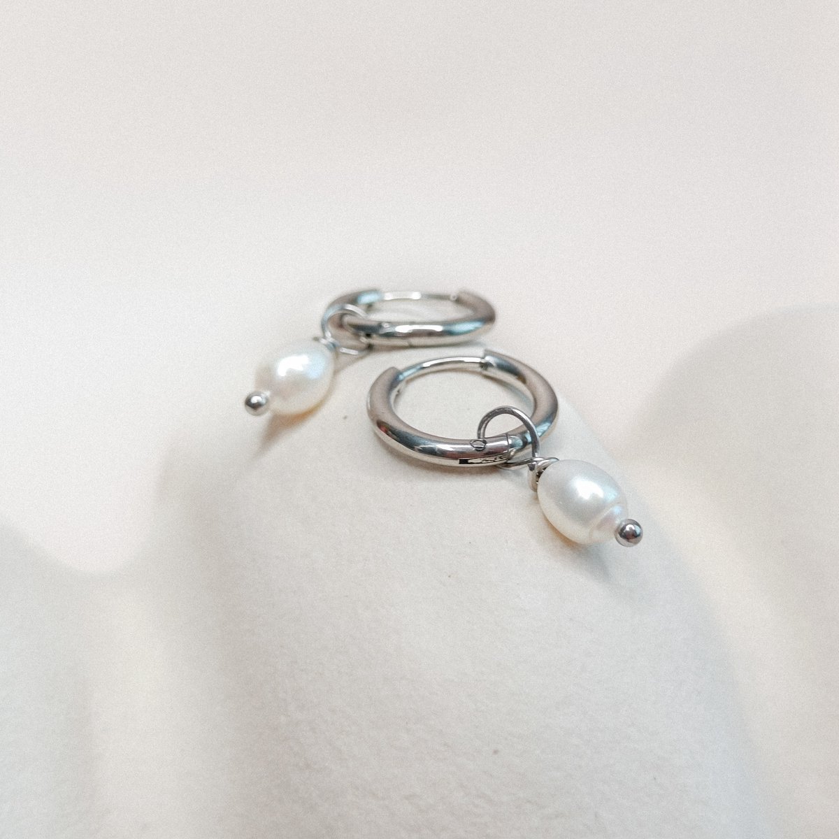 Ava & Imber | Parel Hoops Zilver | Zilveren Pareloorbellen met Zoetwaterparels | Natuurlijke Parels 5mm Groot Zilver