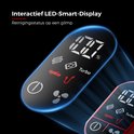 Interactief LED-smartdisplay van de rode en zwarte steelstofzuiger met weergave van batterijniveau en turbomodus.