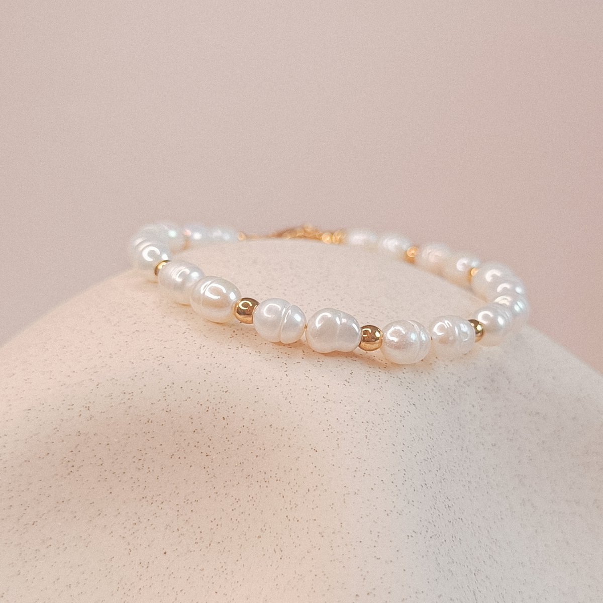 Ava & Imber | Classy Parel Armband Goud | Klassieke Parelarmband met Zoetwaterparels | 4-5 mm grote Parels Kralen met Goud Stainless Steel | Parelarmband Dames in Cadeaudoosje