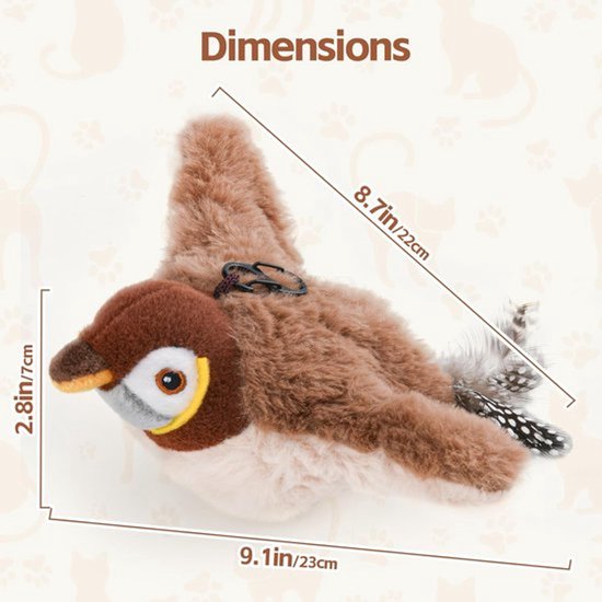 Bruine pluche vogel met vlekkerige staartveren, 23 cm breed en 22 cm hoog.