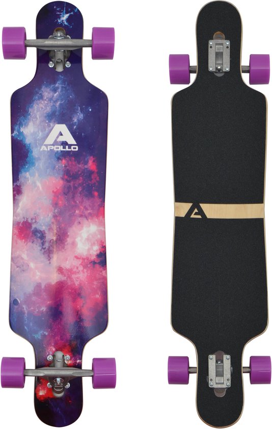 Longboard met galaxy print, zwarte grip tape, paarse wielen en Apollo logo's.