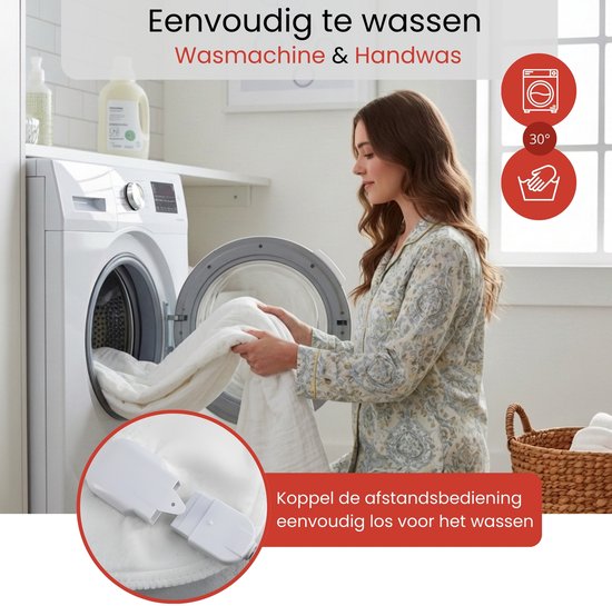 Vrouw met een bloemenpyjama doet witte deken in wasmachine. Tekst: Een eenvoudig te wassen, WasMACHINE & Handwas.