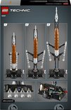 Doos LEGO Technic 42221 met afbeeldingen van het ruimtevaartuig, astronauten en technische details.