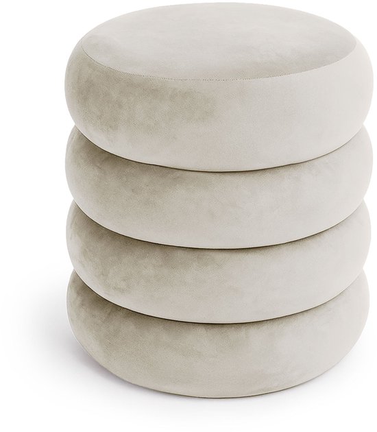 Pouf rond en velours crème empilés en une tour de 4 pièces.