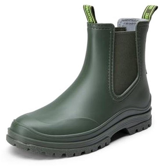 Enkele groene korte rubberen laars met elastische zijkanten, gele lus en dikke zool.