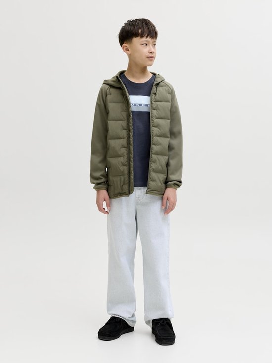 Jongens in een donkerblauw T-shirt met "JACK & JONES" opdruk, gedragen onder een kaki jas.