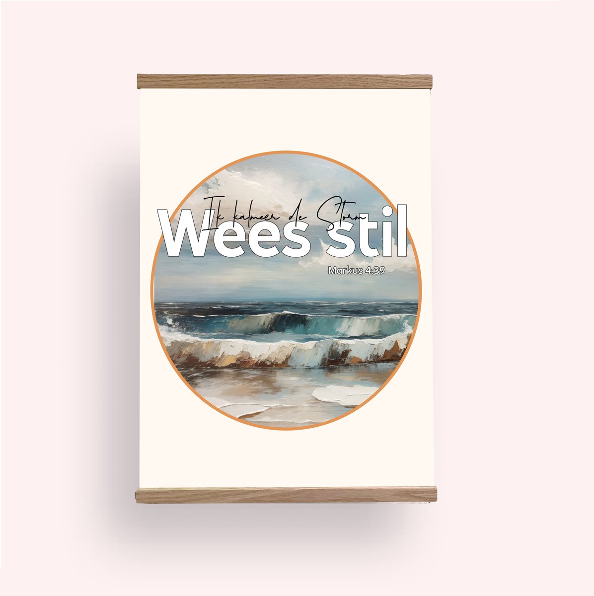 Textielposter met Houten Hangers – Markus 4:39 – A4 – Christelijke Poster Wees Stil – Nederlands