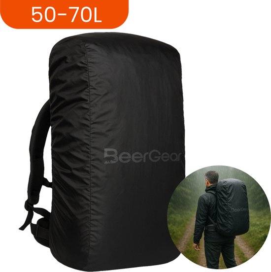 Zwarte rugzak regenhoes van 50-70L. Een man draagt de rugzak op zijn rug, in de regen.