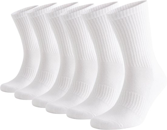 Zes witte sokken op een witte achtergrond, met ribbelpatroon.