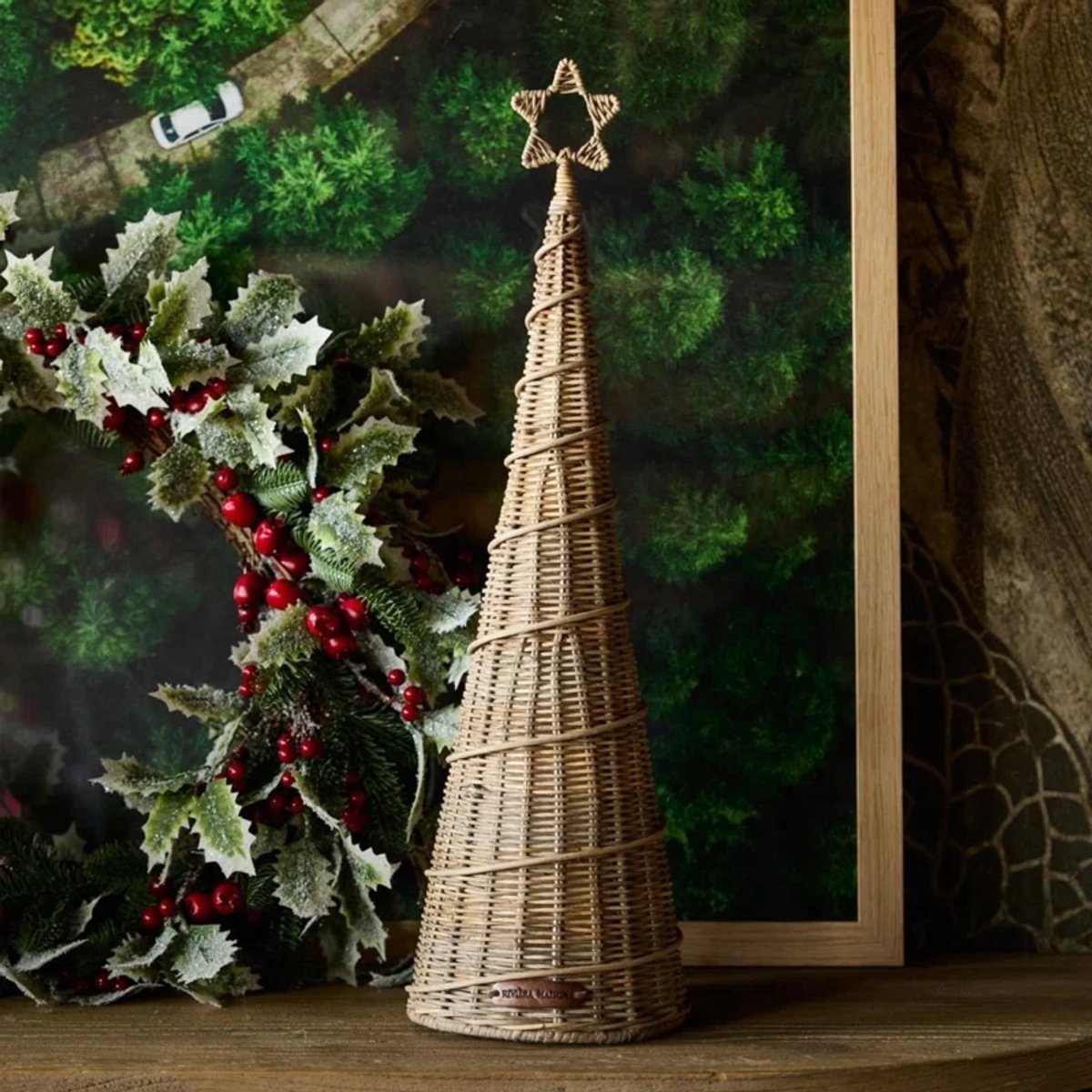 Rivièra Maison Rustic Rattan Tree Swirl – Rustic Rotan Kerstboom met Spiraaldesign – Natuurlijke Kerstdecoratie