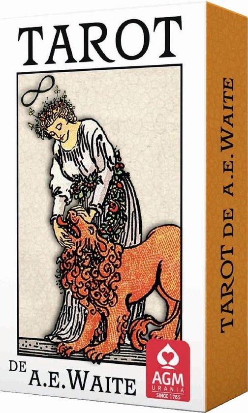 Middeleeuwse Dichte Omhooggaand Van Tarotkaarten Met Russische Titel De Hierophant Tarotdekken Op Blauwe Houten Achtergrond Image112423437