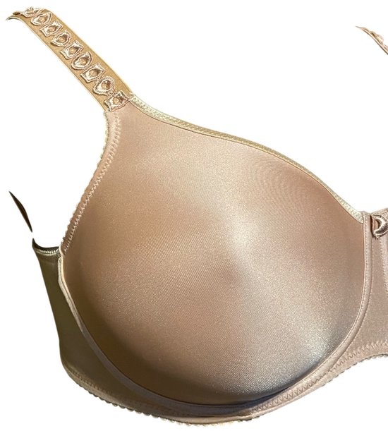 Detail van een nude balconnetbeha op een mannequin, met versierde bandjes en kanten rand.