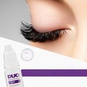 Close-up van een oog met lange, volle wimpers, naast een flesje transparante wimperlijm.