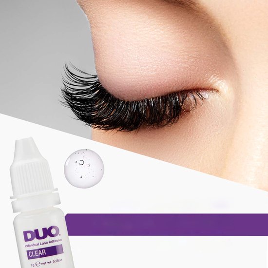 Close-up van een oog met lange, volle wimpers, naast een flesje transparante wimperlijm.