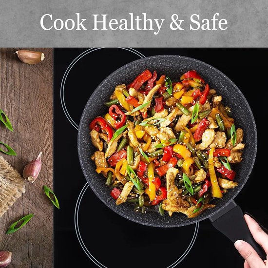 Poêle antiadhésive remplie d'un sauté de poulet, poivrons, haricots verts et graines de sésame.