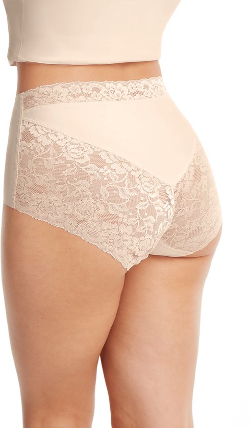 Arrière d'une culotte taille haute nude avec empiècements en dentelle et bordure en dentelle.