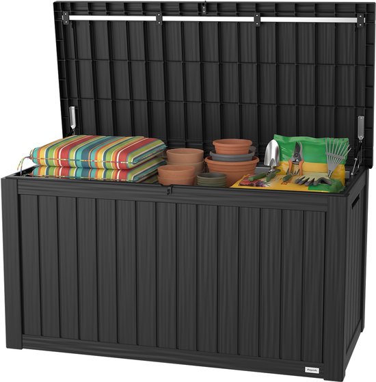 Zwarte opbergbox, 570 liter, gevuld met gestreepte kussens, potten en tuingereedschap.