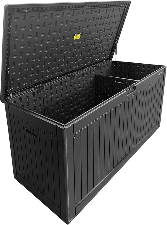 Open zwarte kunststof tuinopbergbox met ribbelpatroon en interieur met scheidingswand, close-up.