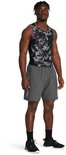 Man in grijze sportbroek en zwart-grijs tie-dye shirt, zwarte schoenen.