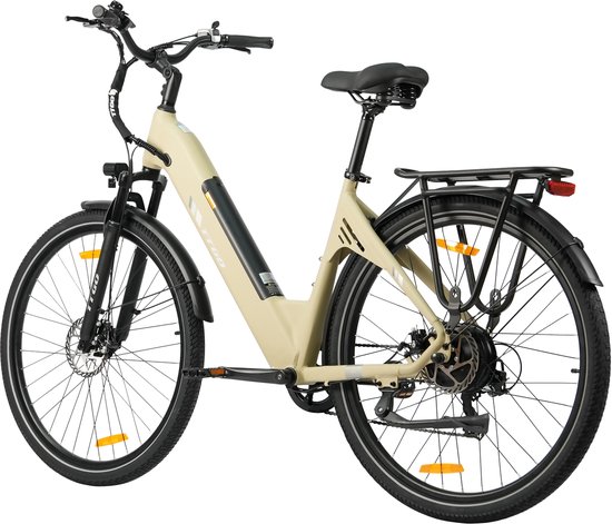 Lichtbruine elektrische fiets met zwarte velgen, bagagedrager en batterij, op witte achtergrond.