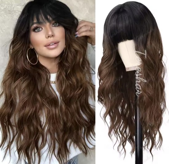 Model met lang, golvend, ombre pruik met pony. Donkere wortels en lichtere bruine uiteinden.
