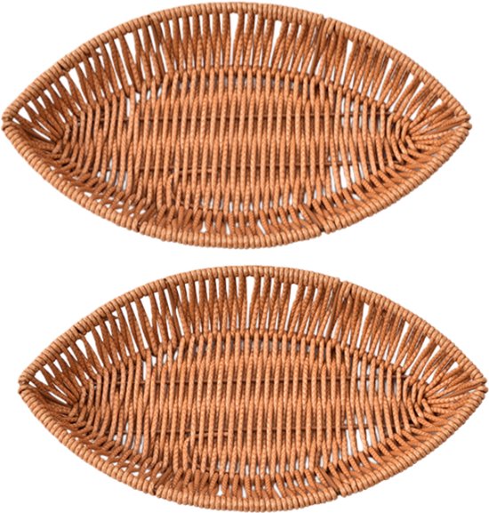 Twee bruine bladvormige manden van imitatie rotan, geïsoleerd op een witte achtergrond.