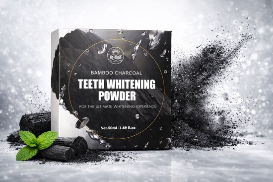 Verpakking bamboe houtskool tand whitening poeder met houtskool stukjes en muntblaadjes. Poeder explodeert naar rechts.