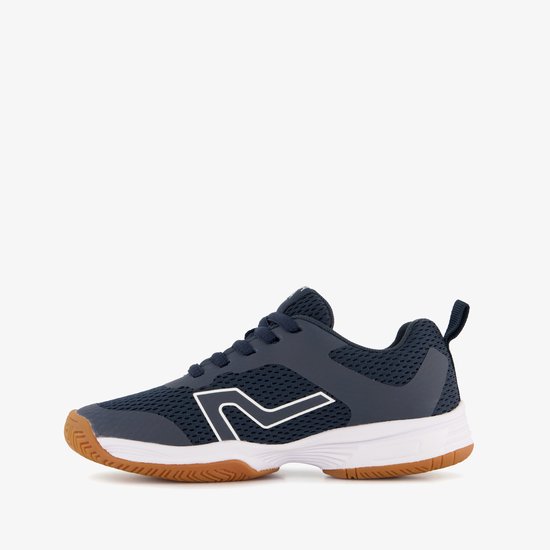 Blauwe tennisschoen met witte zool en een V-logo op de zijkant.