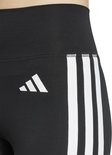 Close-up van de zijkant van een zwarte sportlegging met witte Adidas strepen en logo.
