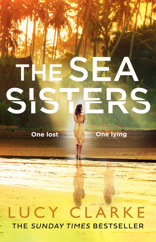 Boekcover met titel 'The Sea Sisters'. Een vrouw in een beige jurk staat op het strand met palmbomen op de achtergrond. De tekst 'One lost, One lying' en 'Lucy Clarke' zijn ook zichtbaar.